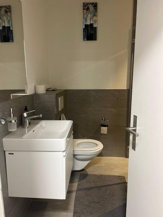 Basel-Stadt Gundeldingen Zimmer 401, Wc In The Hallway, Outside The Room ภายนอก รูปภาพ